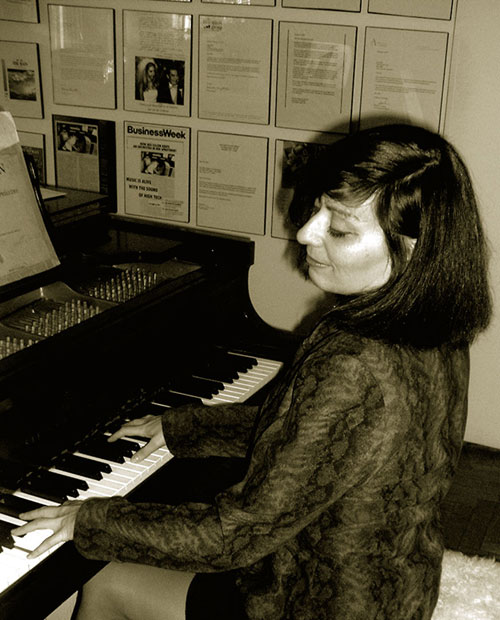IRIS GILLON PLAYING PIANO